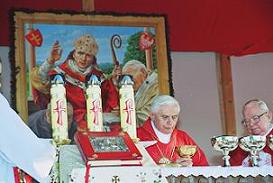 El Papa Benedicto XVI celebrando la Misa