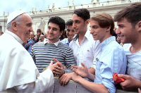 El Papa Francisco hablando a jóvenes